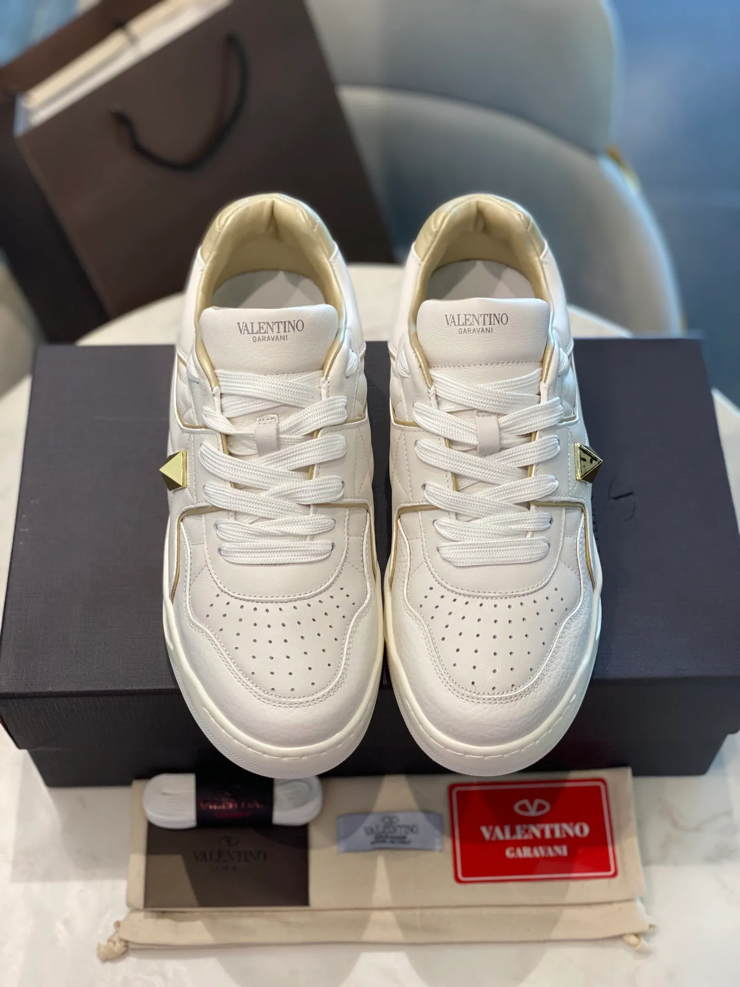 👟👟Ex-factory price 780👟👟 Valentino ONE STUD calfskin lace-up sneakers. Soft suede low-top sneakers, classic and versatile, couple's sneakers, special goods, worth buying! A pair of simple shoes with unique details will save you from the difficulty of dressing. OneStud sneakers, with quilted plaid and oversized rivets, create an eye-catching punk style and get rid of the heavy feeling of this season's clothing. U👟👟Ex-factory price raise calfskin derby shoes, with exquisite leather construction and simple silhouette, smooth lines set the tone of coolness, they are a versatile item in the wardrobe. There are more Valentino boutique shoes waiting for you to unlock! It’s time to get the shoes you’ve been coveting for a long time! Officially on sale 7,+++ - Seven straps, decorated with metallic rubber effect. Decoration on the back and tongue. Size 35-44.